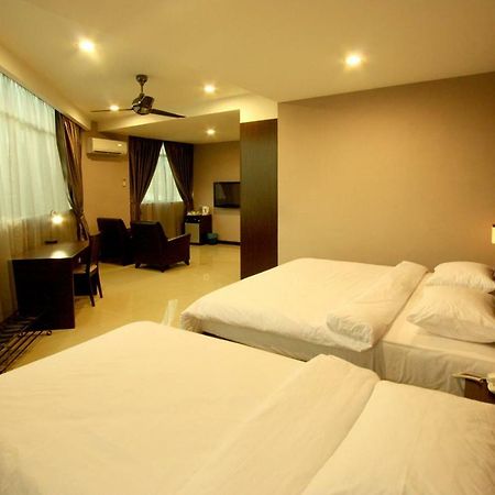 Capital O Rail Hotel Keluang Ngoại thất bức ảnh