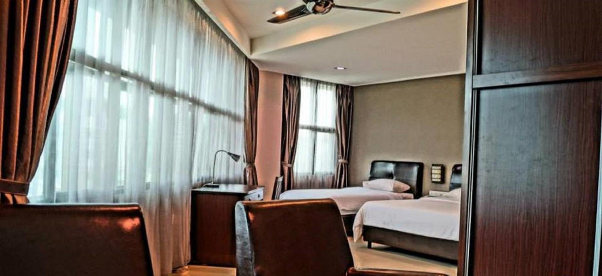 Capital O Rail Hotel Keluang Ngoại thất bức ảnh