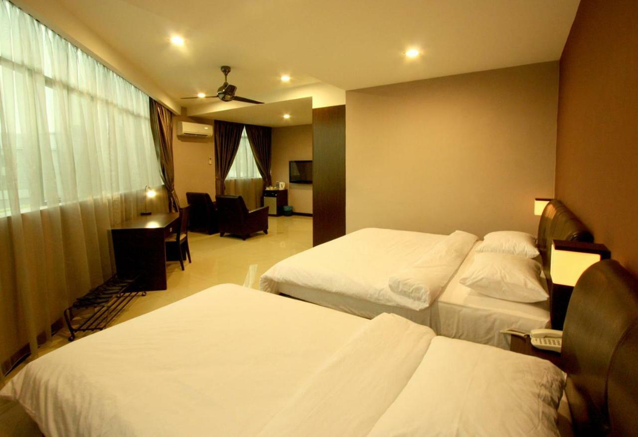 Capital O Rail Hotel Keluang Ngoại thất bức ảnh